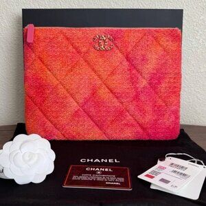 Authentic NEW CHANEL 19 Large Quilted Tweed O-Case in Coral/Pink